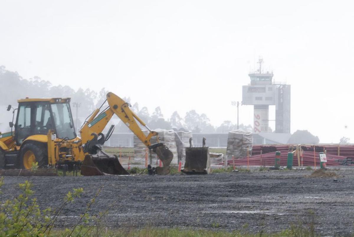 Obras en la pista del aeropuerto de Peinador esta semana.   | // R. GROBAS