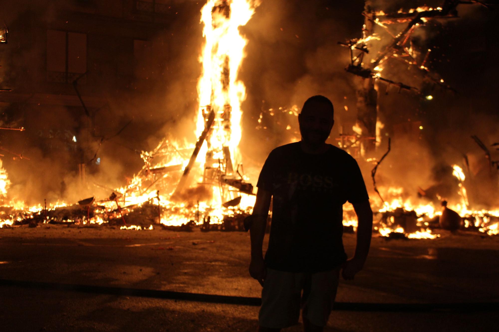 Así fue la "cremà" de la icónica falla de Grabador Esteve-Cirilo Amorós