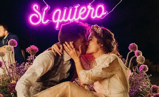 Neones con mensajes en una boda estilo 'wedding fest'