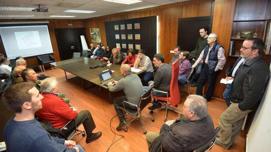 El responsable del proyecto lo presenta en el Concello a los representantes de comunidades de montes y de la Universidad. // Gustavo Santos