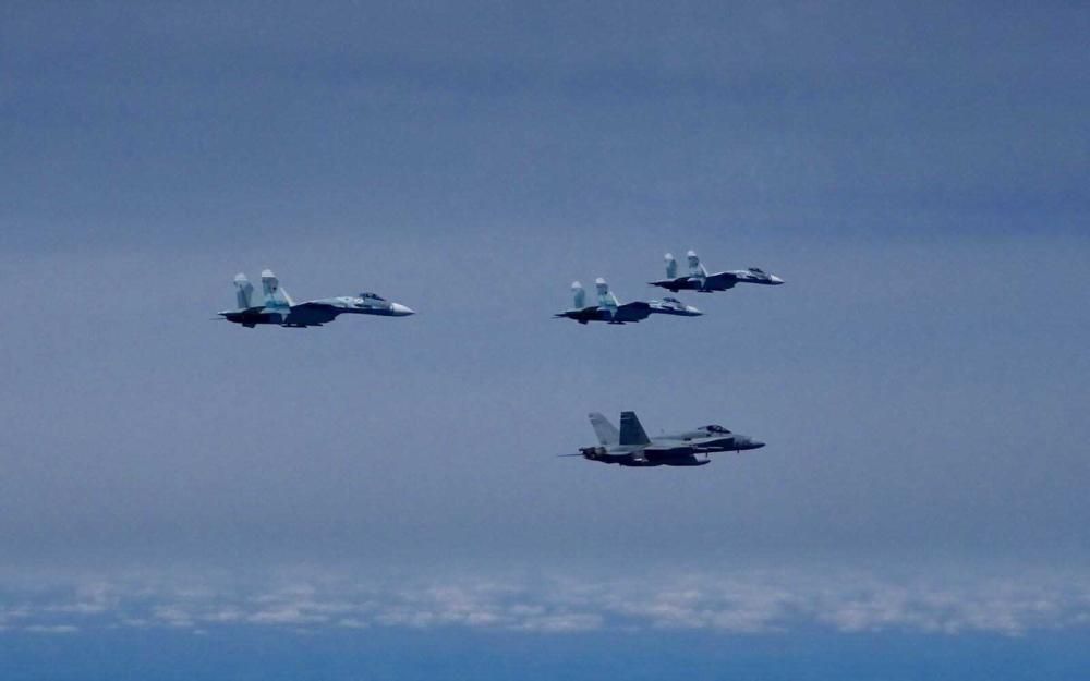 El ibicenco, al mando de un F-18 durante una interceptación de tres cazas rusos en una misión de la OTAN en los Países Bálticos