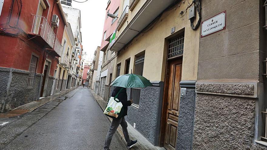 Las calles Sant Joaquim y Barrí Sarabia, en imágenes tomadas ayer, son dos de las vías que contarán con plataforma única como parte del proyecto municipal. | ANTONIO AMORÓS