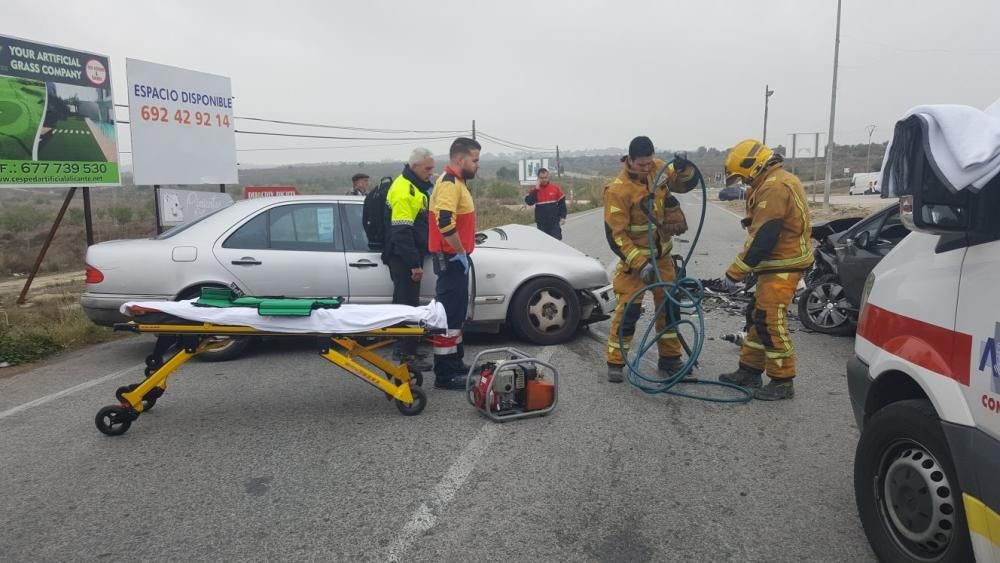 Los bomberos han rescatado a un conductor herido y atrapado en su coche tras un accidente con tres vehículos implicados en San Miguel de Salinas