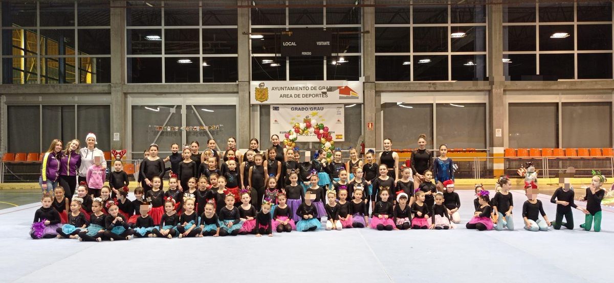 Foto de familia de la gala navideña de gimnasia rítmica.