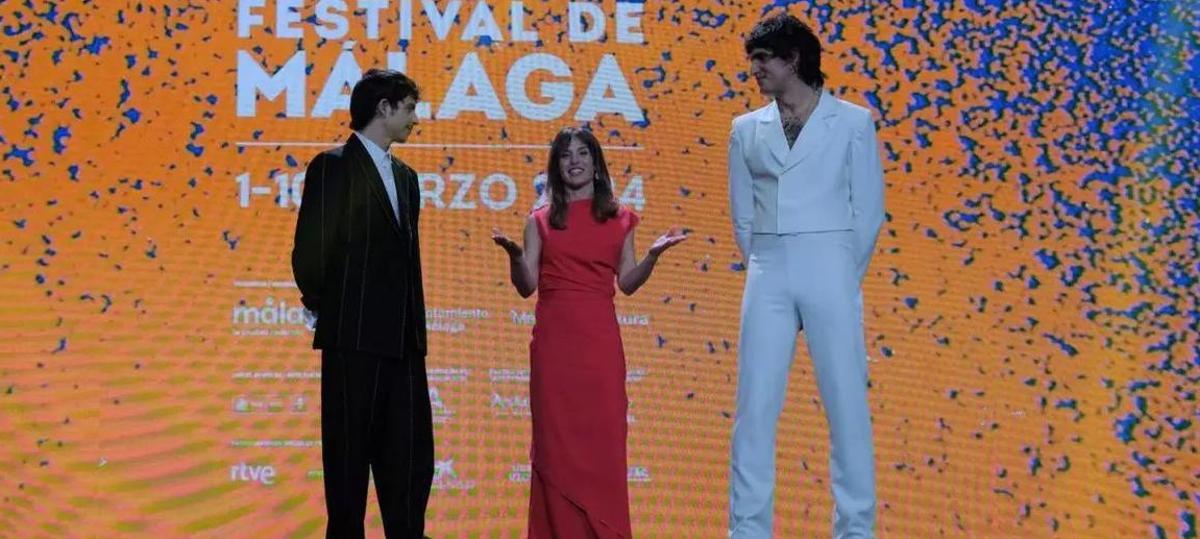 Omar Banana, Marta Etura y La Dani, presentadora de la gala.