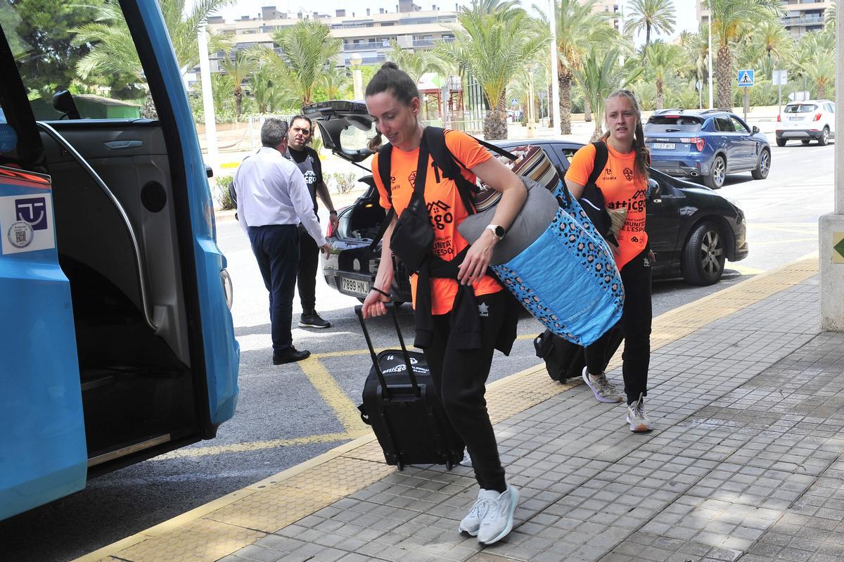 La capitana María Flores, ayer, subiendo al autobús para viajar a Málaga