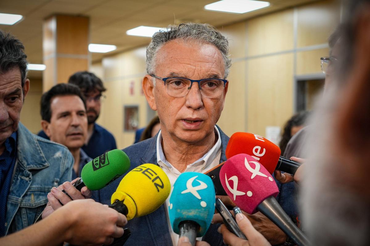 El delegado del Gobierno en Extremadura, José Luis Quintana, atiende a los medios de comunicación en una fotografía de archivo.