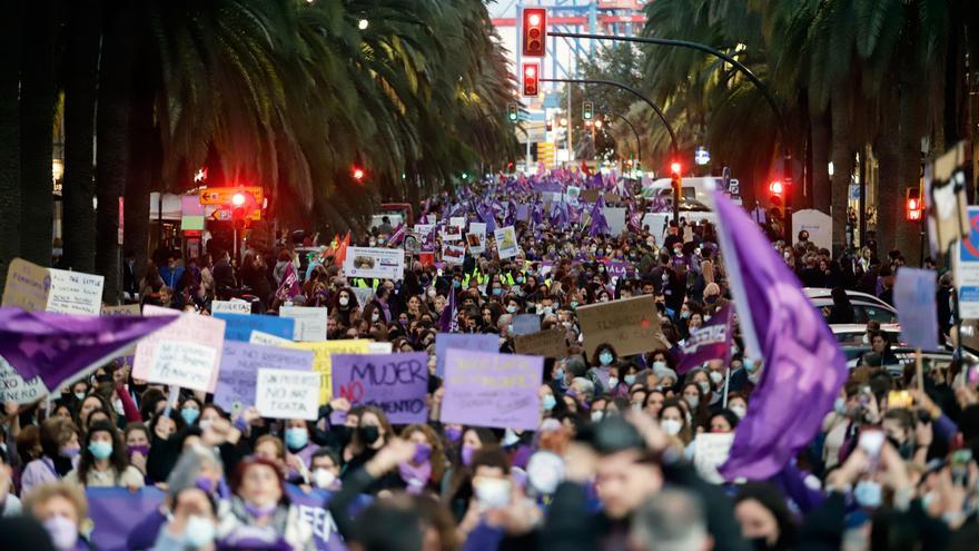 Las mujeres rompen barreras pese a la losa de los cuidados