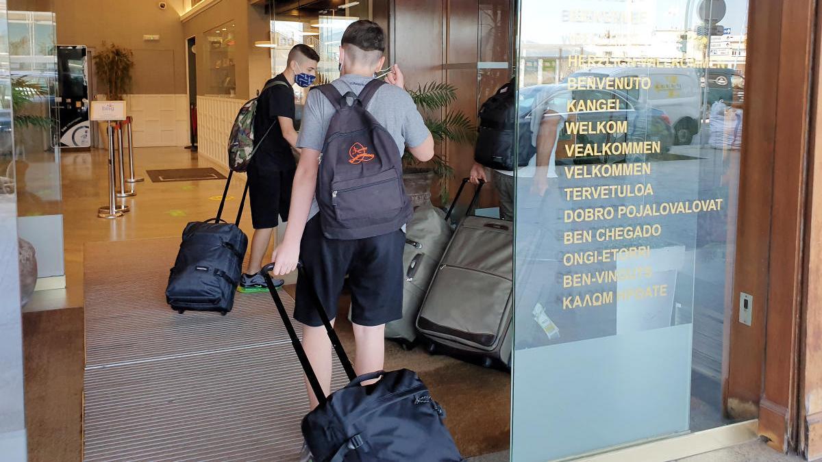 Turistas llegando al Hotel Bahía de Vigo durante el verano del coronavirus. // Marta G. Brea