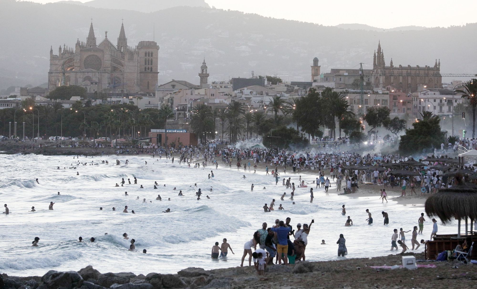 So feierten die Menschen die Johannisnacht am Strand von Palma de Mallorca