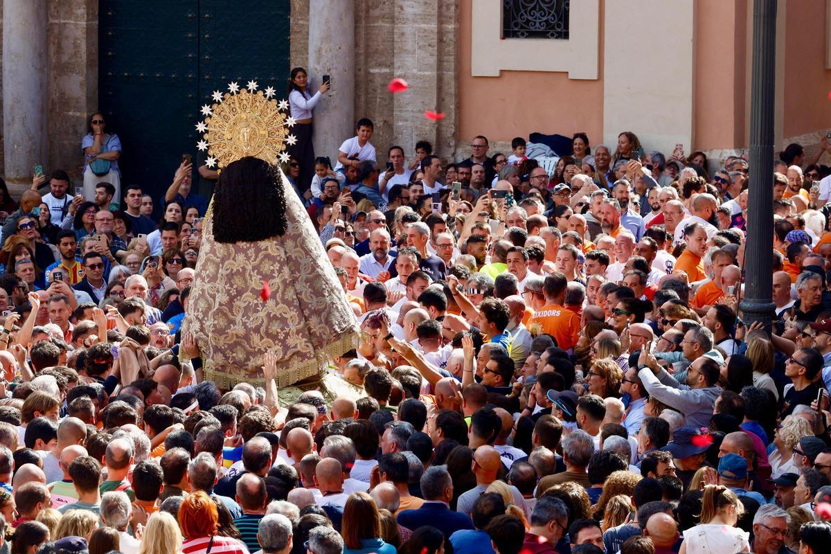 La Virgen sale al Traslado con un manto "Terreta" donado por la fallera mayor de València