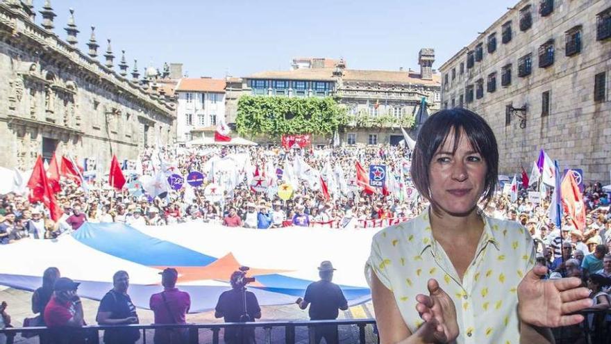 Ana Pontón con la plaza de A Quintana llena de banderas, ayer en Santiago. // Óscar Corral