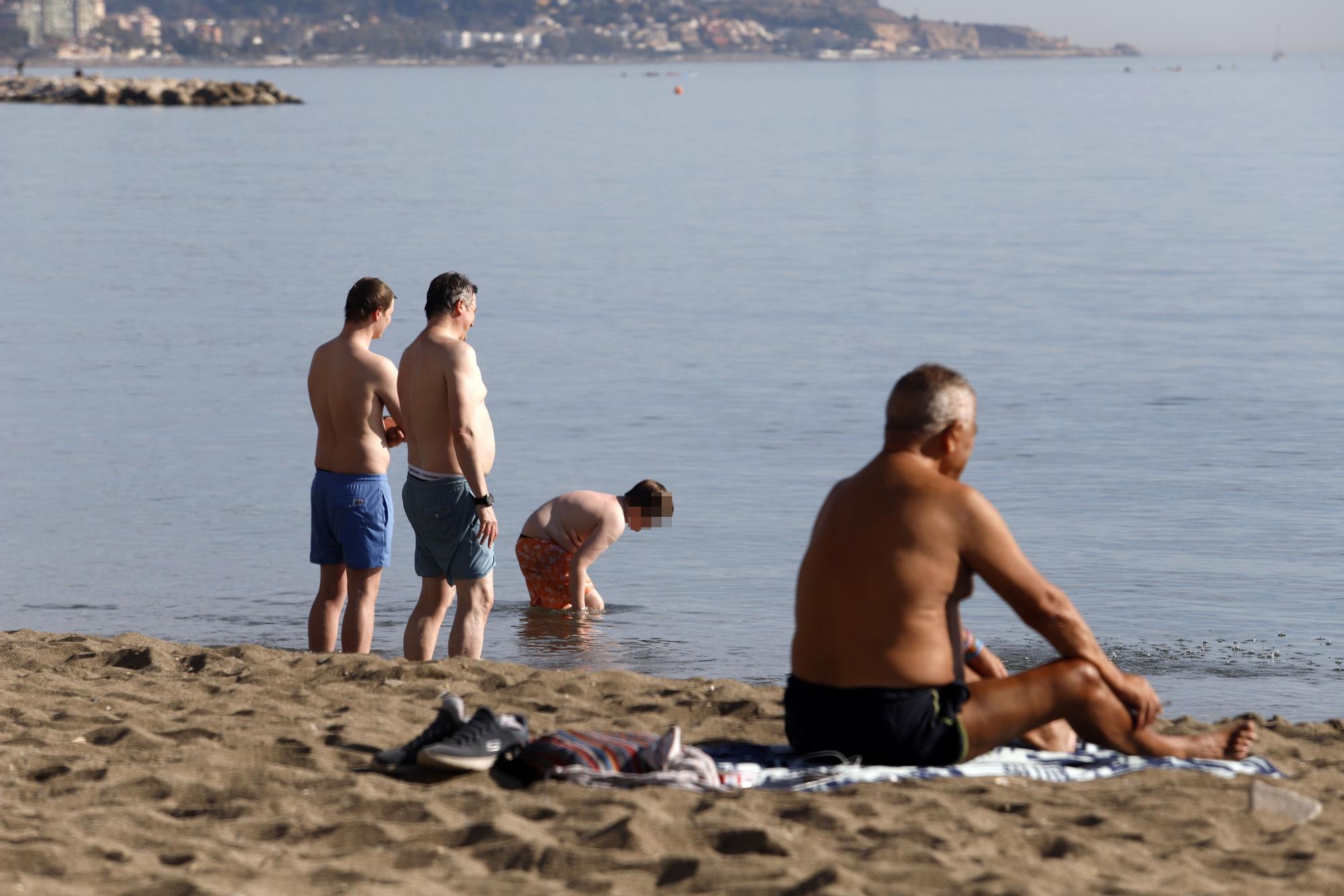 La capital ha disfrutado este lunes, 26 de diciembre de 2022, de unas máximas que rondaban los veinte grados centígrados, lo que ha animado a muchos a tomar el sol en el playa