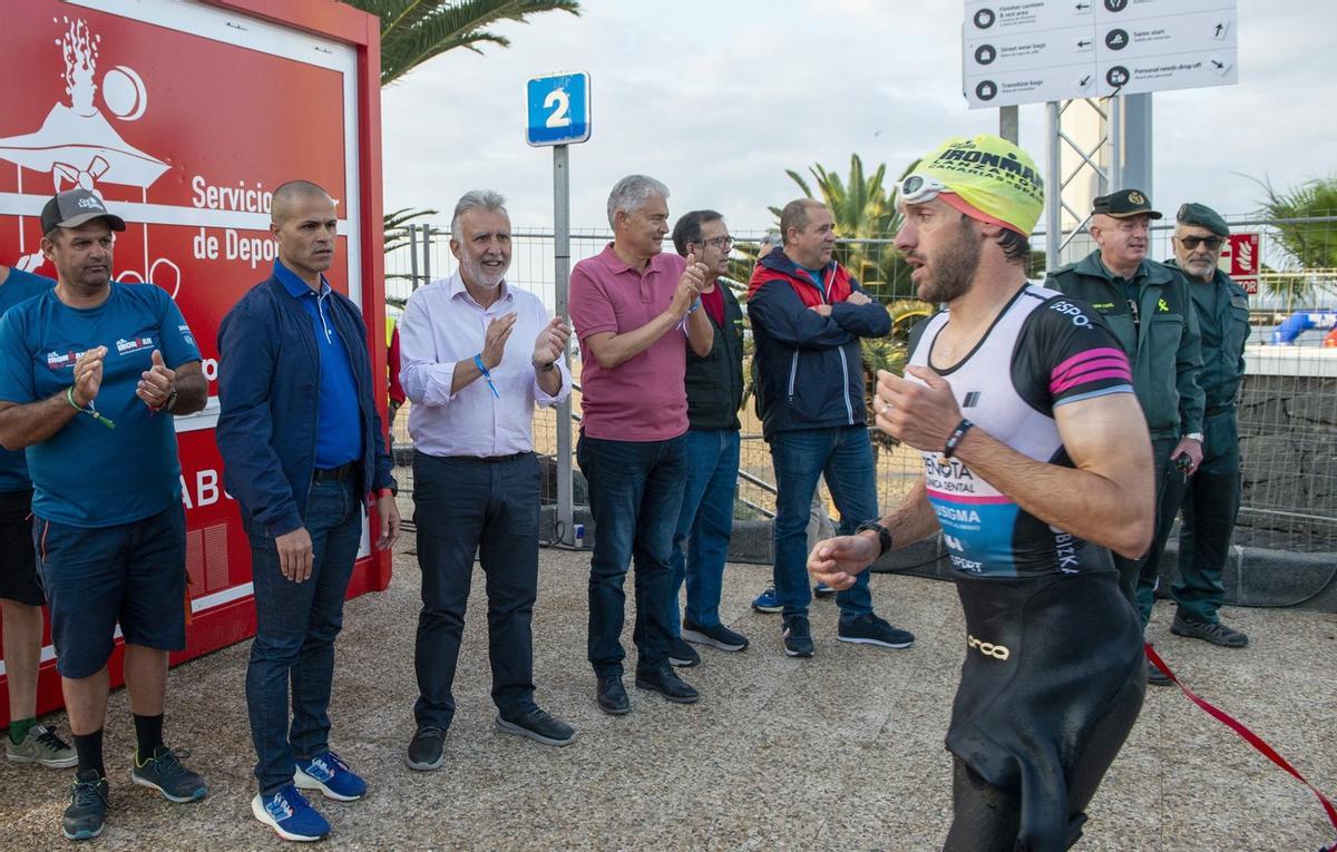 El presidente del Gobierno de Canarias, Ángel Víctor Torres, estuvo presente en la salida del Ironman de Lanzarote 2023.