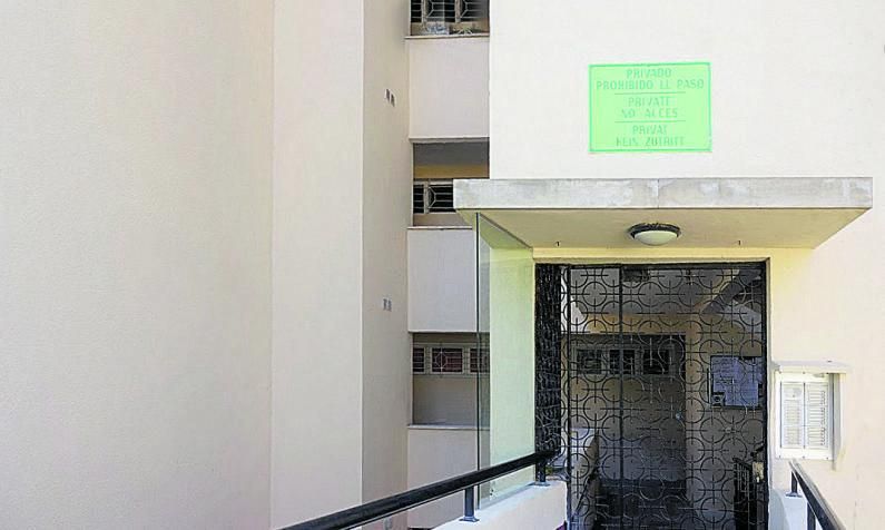 Channon se precipitó por este murete del edificio Edén Roc de Magaluf, en el año 2018. | J.L.IGLESIAS