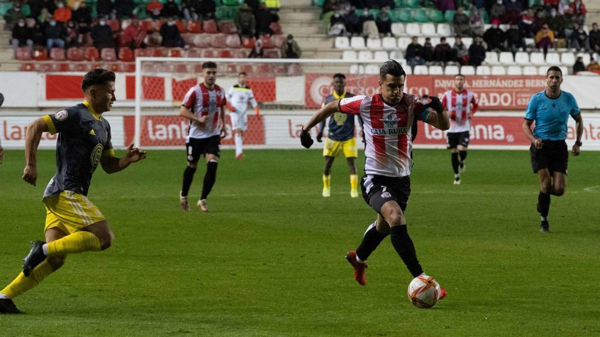 Dani Hernández, capitán rojiblanco, en el partido ante el Badajoz. | J. L. F.