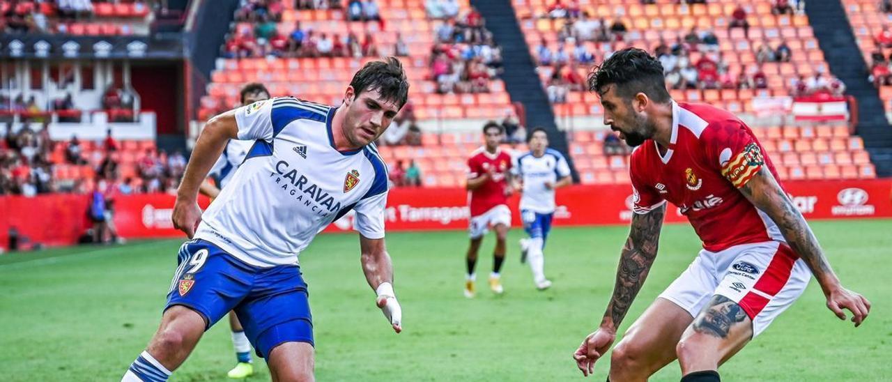 Azón encara a un rival en el encuentro ante el Nástic