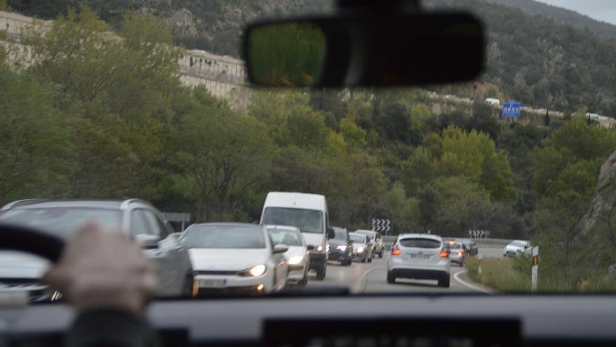 Vehicles aturats entre La Jonquera i el Pertús.