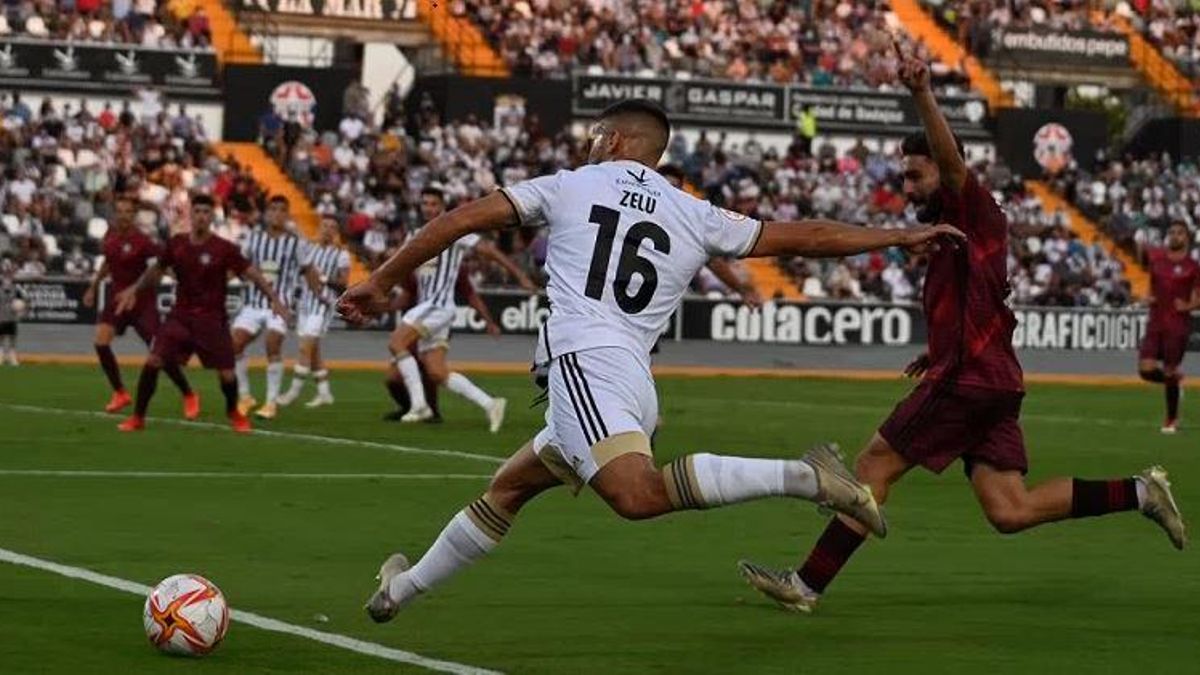 Imagen del encuentro de la primera vuelta entre DUXy Badajoz.