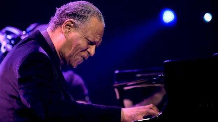 McCoy Tyner, al piano en uno de sus conciertos. // Efe