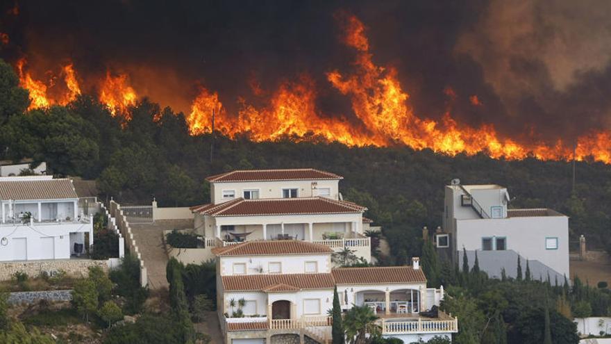 El fuego, detrás de la urbanización Cumbres del Sol, junto al paraje natural de la Granadella.