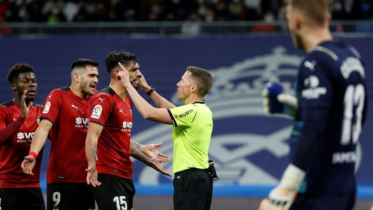 Hernández Hernández, triste protagonista en el último choque del Valencia CF en el Santiago Bernabéu.