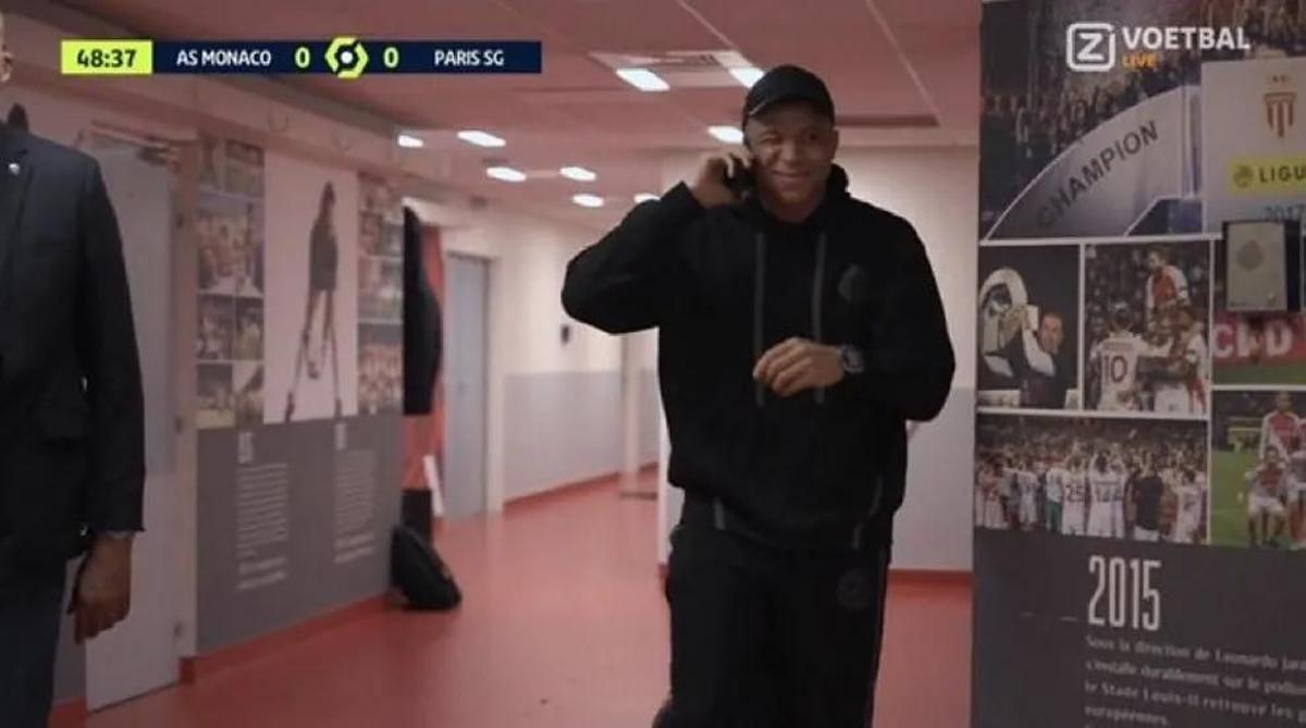 Kylian Mbappé, hablando por el móvil tras ser sutitudo en el estadio del Mónaco.