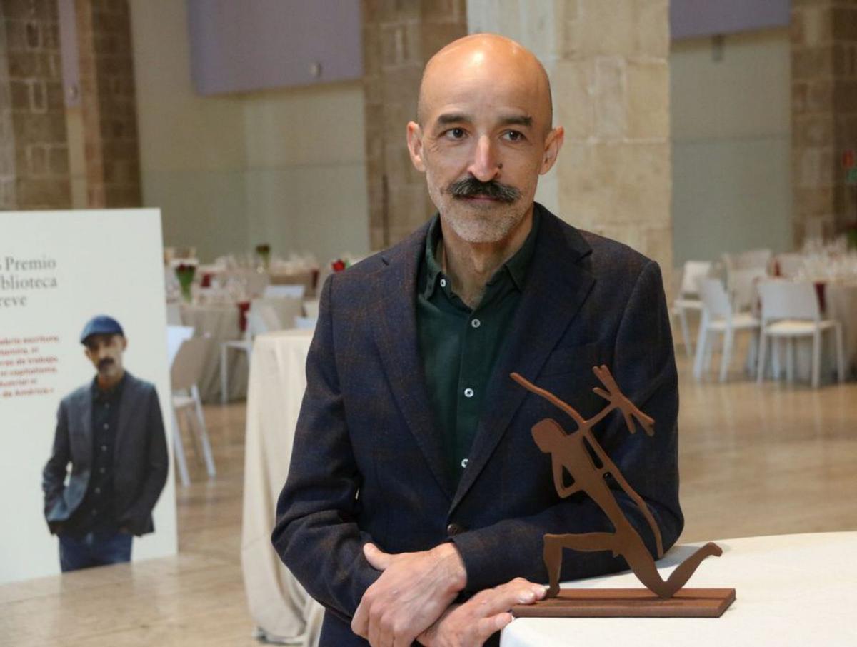 Jesús Carrasco guanya el Biblioteca Breve amb ‘Elogio de las manos’