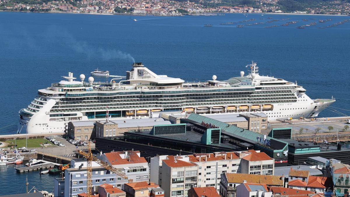 El crucero 'Jewel of the Seas', atracado en la mañana de este jueves en el puerto de Vigo.