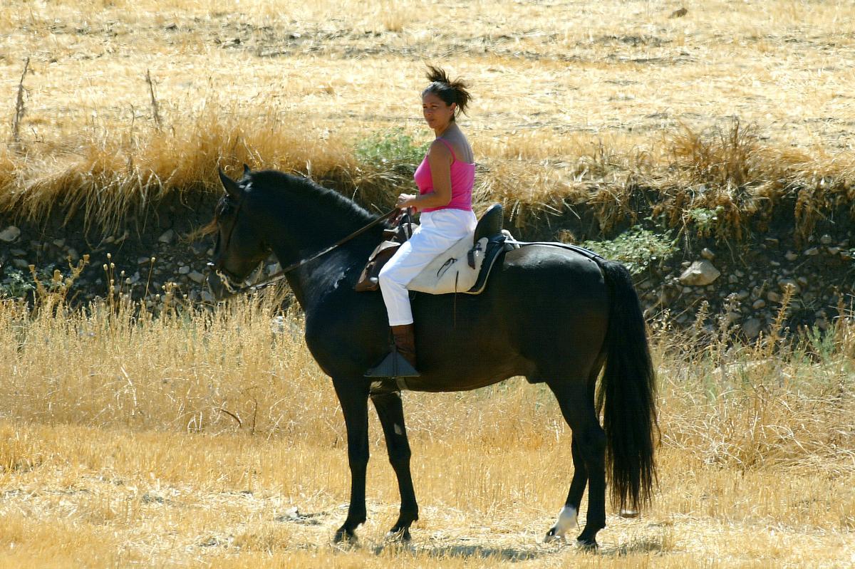 Isabel Pantoja, en el año 2003, paseando en caballo por los terrenos de Cantora