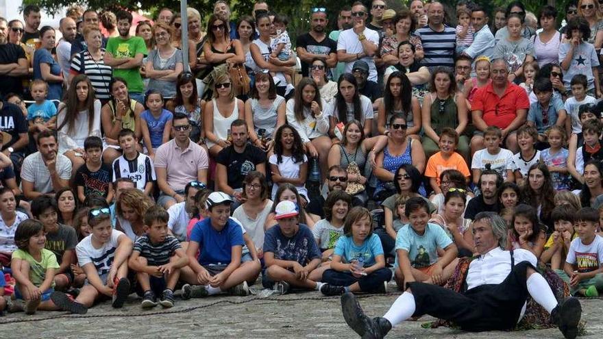 Actuación de un &quot;clown&quot; durante la pasada edición del festival Revenidas, en Vilaxoán. // Noé Parga