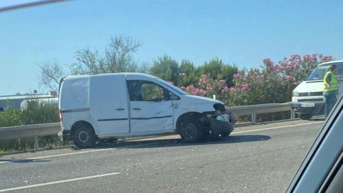 Accidente con dos vehículos implicados en la A-7 a la altura de Nules