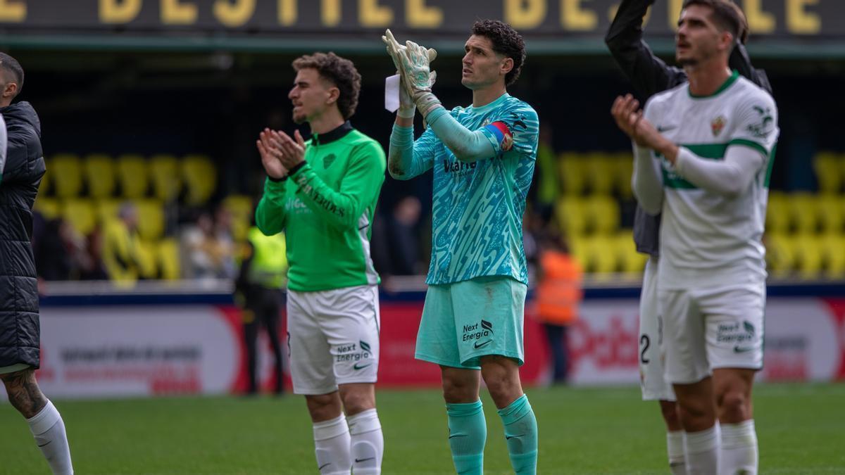 Dituro, con el brazalete de capitán, agradece el apoyo a los aficionados del Elche en Villarreal