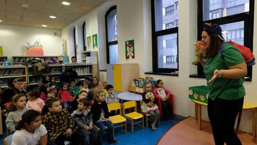 &quot;Leo&quot; da vida en la biblioteca de Mieres a &quot;El monstruo de colores&quot;