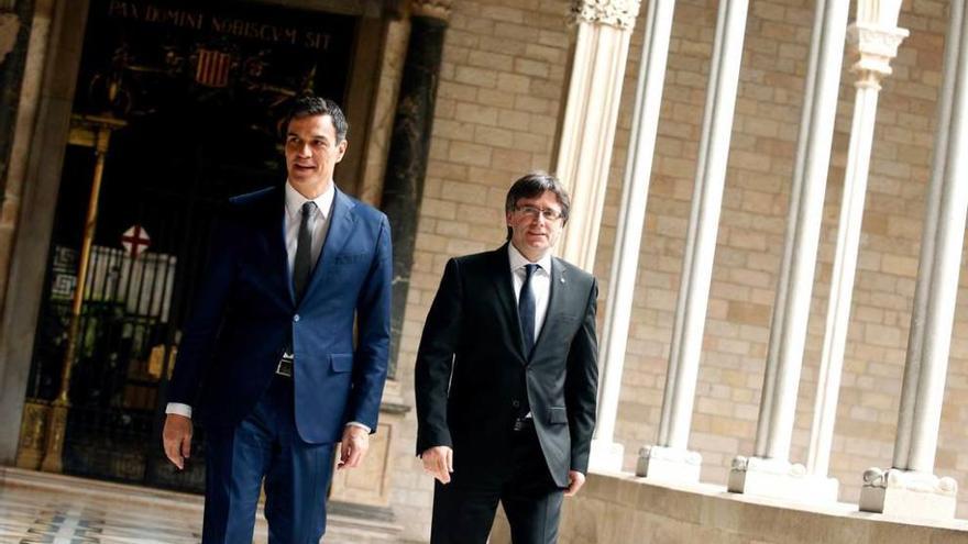 Sánchez y Puigdemont, ayer, en el Palacio de la Generalitat, en Barcelona.