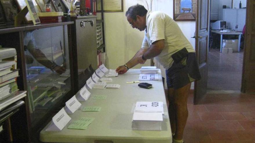 Luis Segovia, alcalde de Morales y viticultor, elige una de las papeletas.