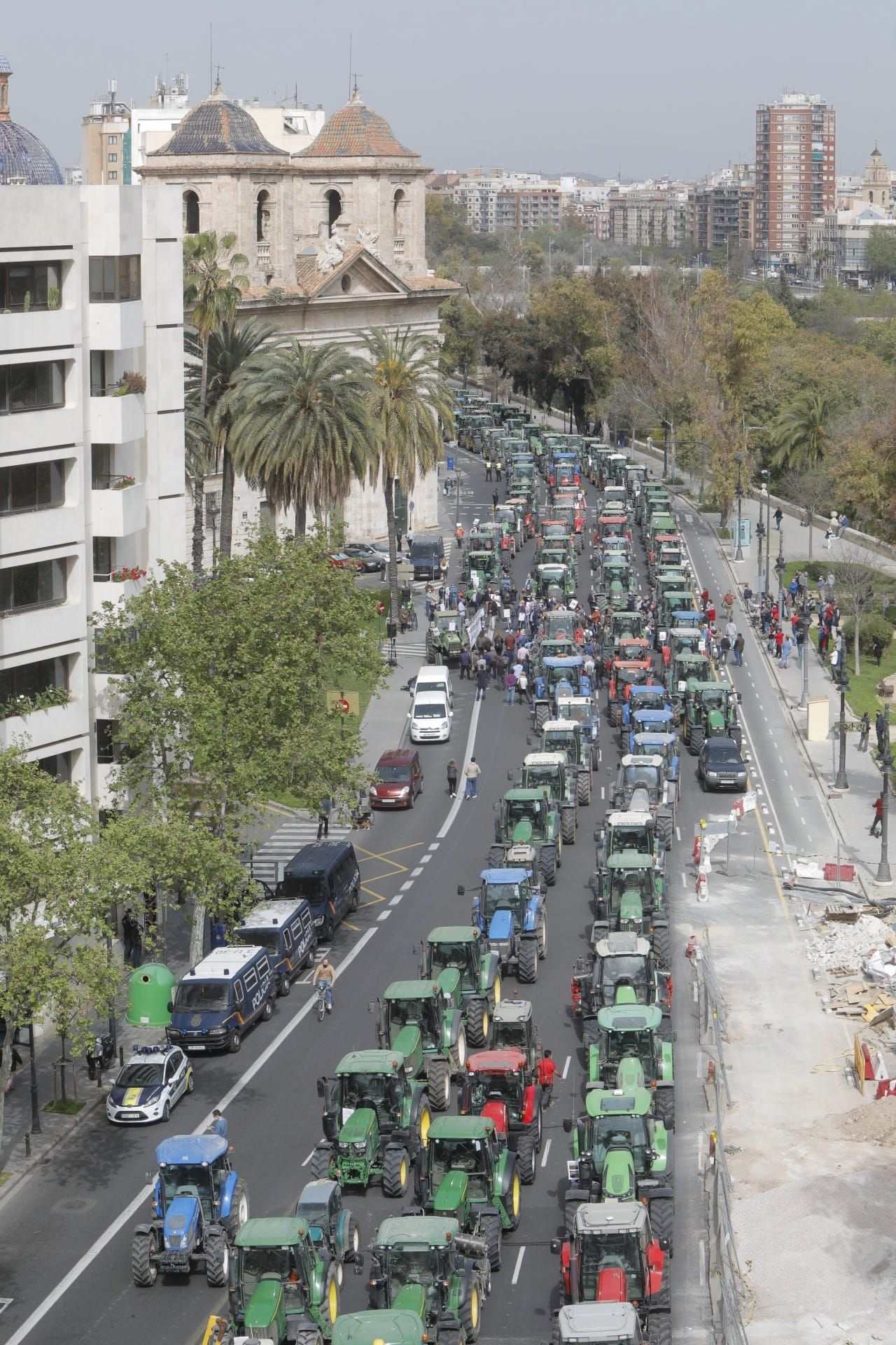 Tractorada de arroceros por el centro de València