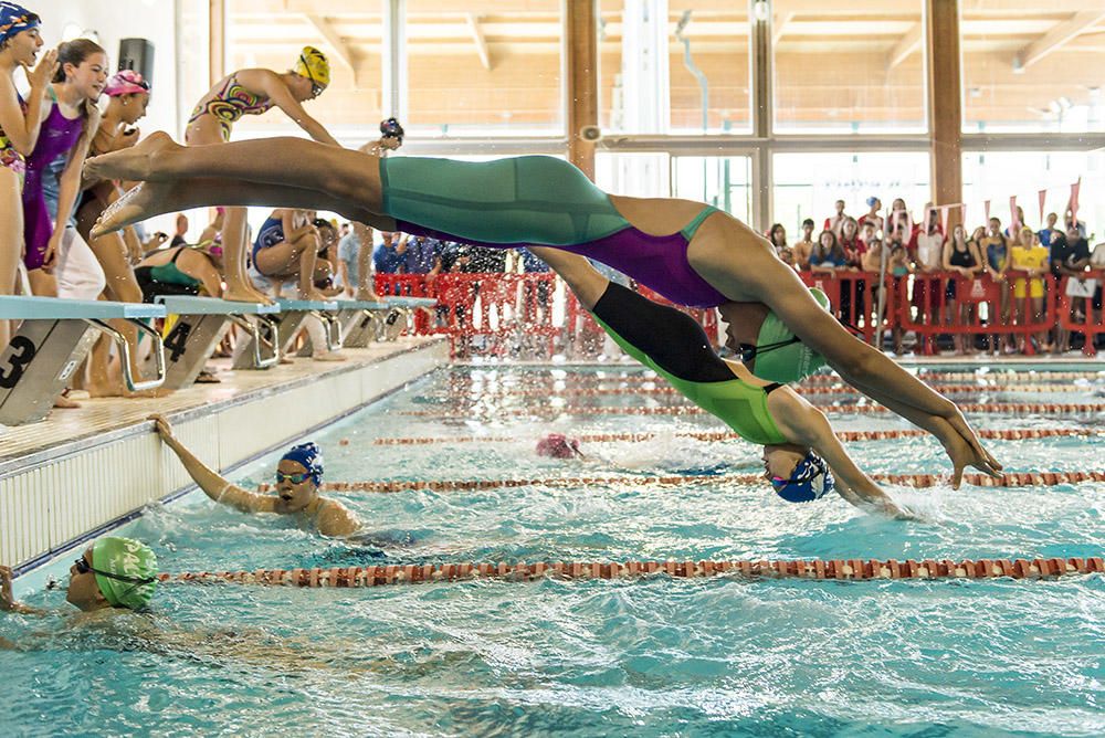 Más de 300 participantes y numeroso público asisten a la trigésimo primera edición del Trofeo Ciutat d'Eivissa de natación.