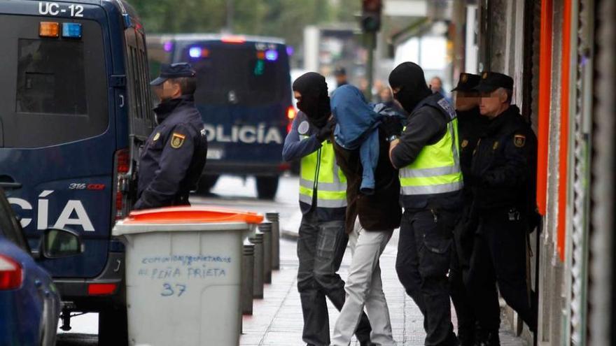 Detención de uno de los tres yihadistas, en el barrio madrileño de Vallecas.