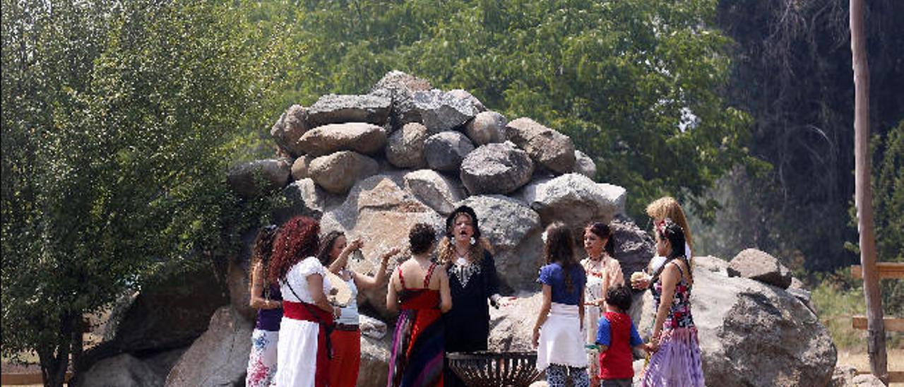 Ritual en la segunda edición de Expobrujos en Santiago de Chile, donde se muestran prácticas como el reiki, la cromoacupuntura y los masajes craneales.