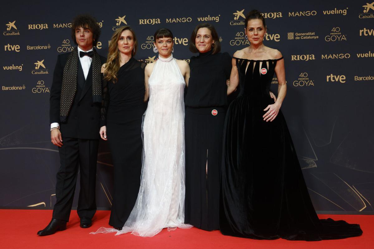 BARCELONA, 28/02/2026.- La directora Carla Simón (2d), junto al elenco de actores de su película "Romería", posa a su llegada a la ceremonia de entrega de la 40º edición de los Premios Goya, este sábado en el Auditorio Forum CCIB de Barcelona. EFE/ Quique García
