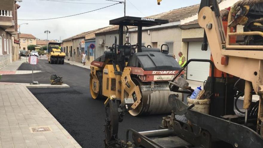 Catral ejecuta obras de asfaltado en la calle Santa Águeda y el Puente el Rollo