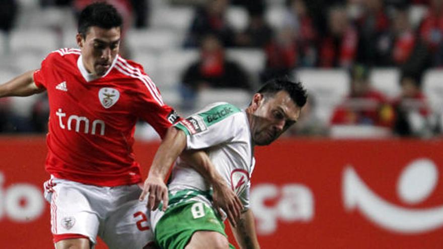 Nico Gaitán (izq) militaba hasta ahora en el Benfica.