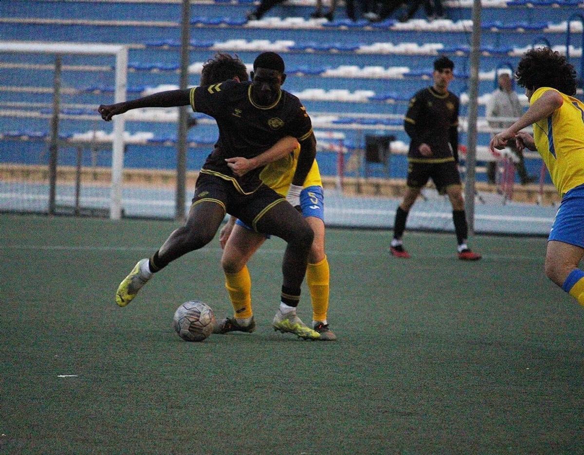 Konare pelea un balón durante su etapa en el Intercity B, en un partido que hizo "hat-trick".