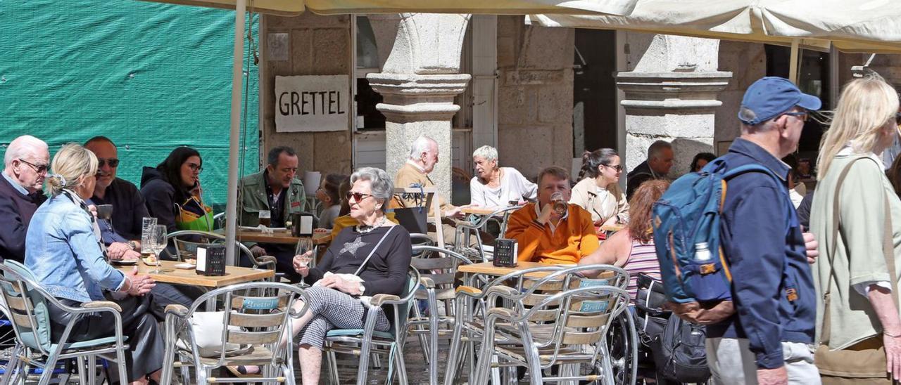 Varios grupos de personas, en una terraza del centro de Vigo. |   // MARTA G. BREA