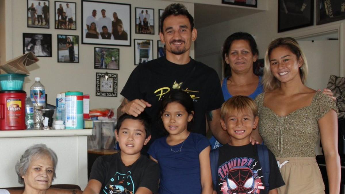 Max Holloway junto algunos miembros de su familia, entre ellos su madre e hijo