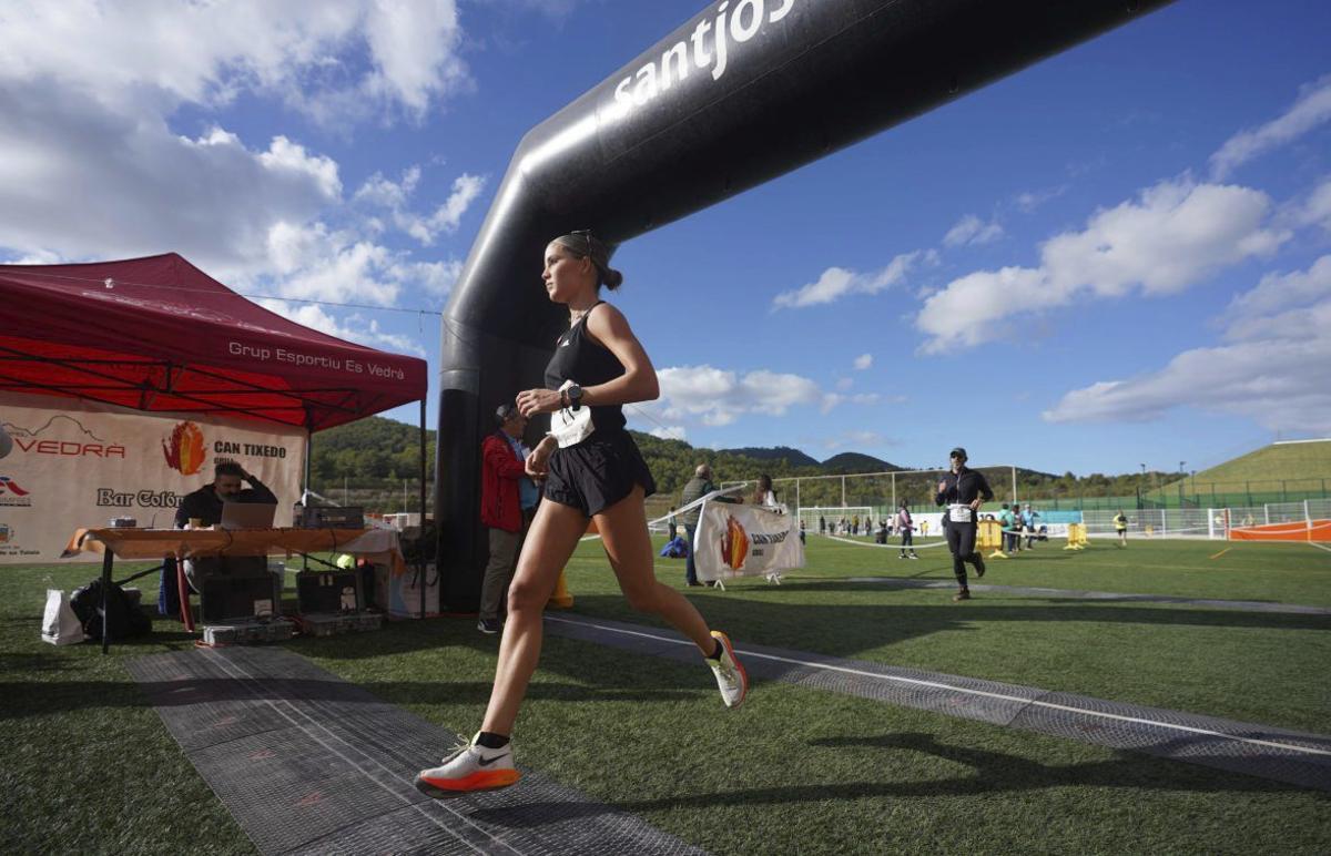 La Cursa de sa Salsa empieza y acaba en el campo de fútbol municipal de Sant Josep. | MARCELO SASTRE