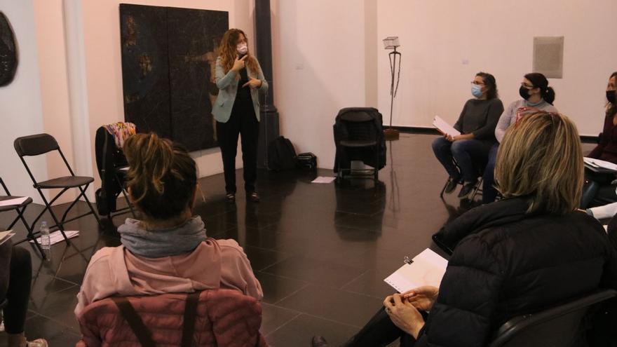Professionals sanitaris participen en un taller a Figueres per detectar casos de violència masclista a través de l&#039;art