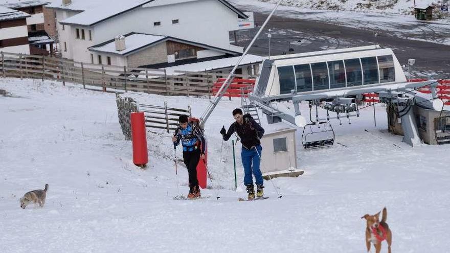 Tres aficionados practican esquí en Valgrande-Pajares pese a que estaba cerrada.