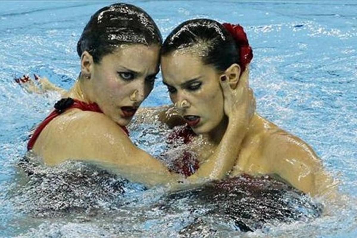 Les espanyoles Andrea Fuentes i Ona Carbonell, durant la final de duos de natació sincronitzada al Mundial de Natació de Xangai.